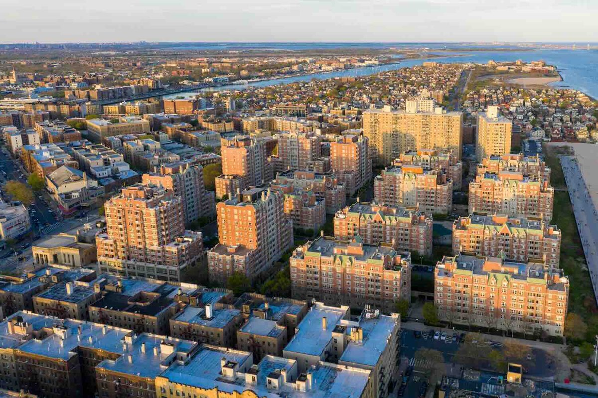 Breakthrough's tweet image. A $150K grant once led to 35 utility contracts and $50M in clean energy projects. That is the power of catalytic capital. The new Deployment Grant Fund is built to replicate that success and accelerate cleaner, more resilient buildings nationwide: bit.ly/3GR0TJQ