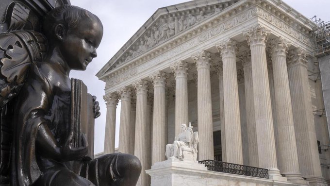 ZayvenKnox's tweet image. 🚨BREAKING: The Supreme Court just gave Trump the green light to slash the federal bureaucracy.
Hundreds of thousands of Deep State jobs are now on the chopping block—and the Left is losing its mind.
Here’s what just happened—and why it’s historic 🧵