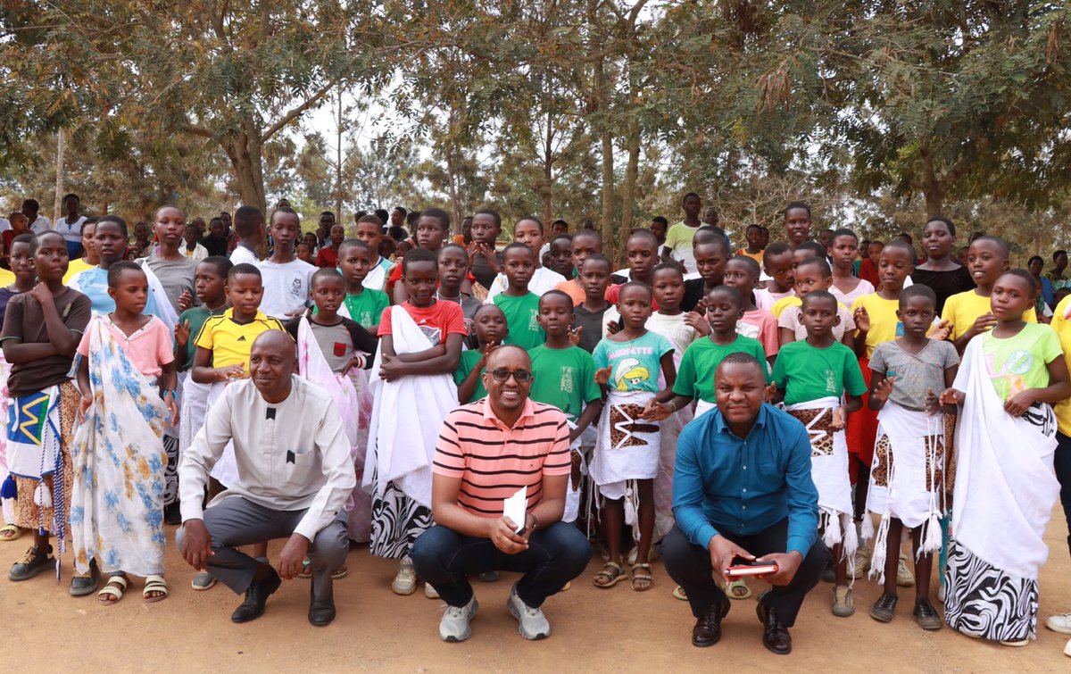 BugeseraDistr's tweet image. “Turifuza ko tugira urubyiruko n’abana barerwa neza, batozwa gukunda igihugu, baharanira kwigira no kugira uruhare rwabo mu iterambere ry’igihugu kandi babinyujije mu ndangagaciro z’umuco nyarwanda; cyane cyane za kirazira.”
Mayor @MutabaziRich atangiza gahunda #IntoreMuBiruhuko
