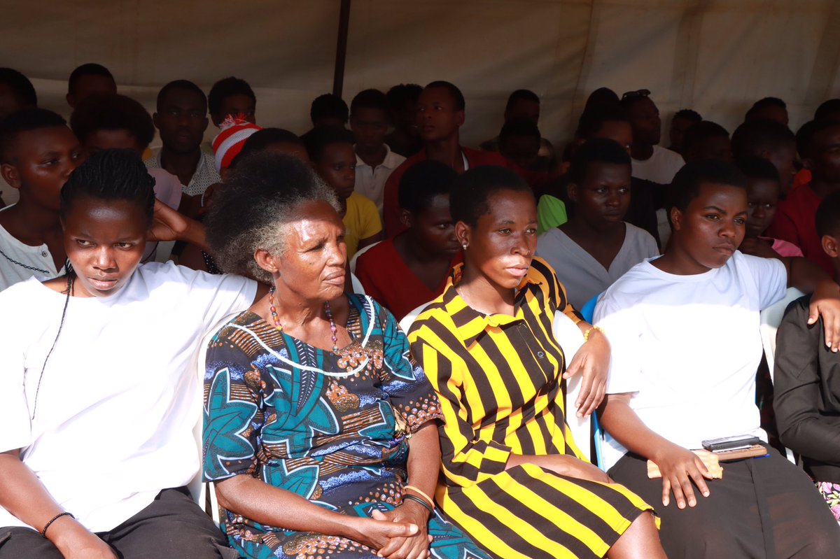 BugeseraDistr's tweet image. “Turifuza ko tugira urubyiruko n’abana barerwa neza, batozwa gukunda igihugu, baharanira kwigira no kugira uruhare rwabo mu iterambere ry’igihugu kandi babinyujije mu ndangagaciro z’umuco nyarwanda; cyane cyane za kirazira.”
Mayor @MutabaziRich atangiza gahunda #IntoreMuBiruhuko