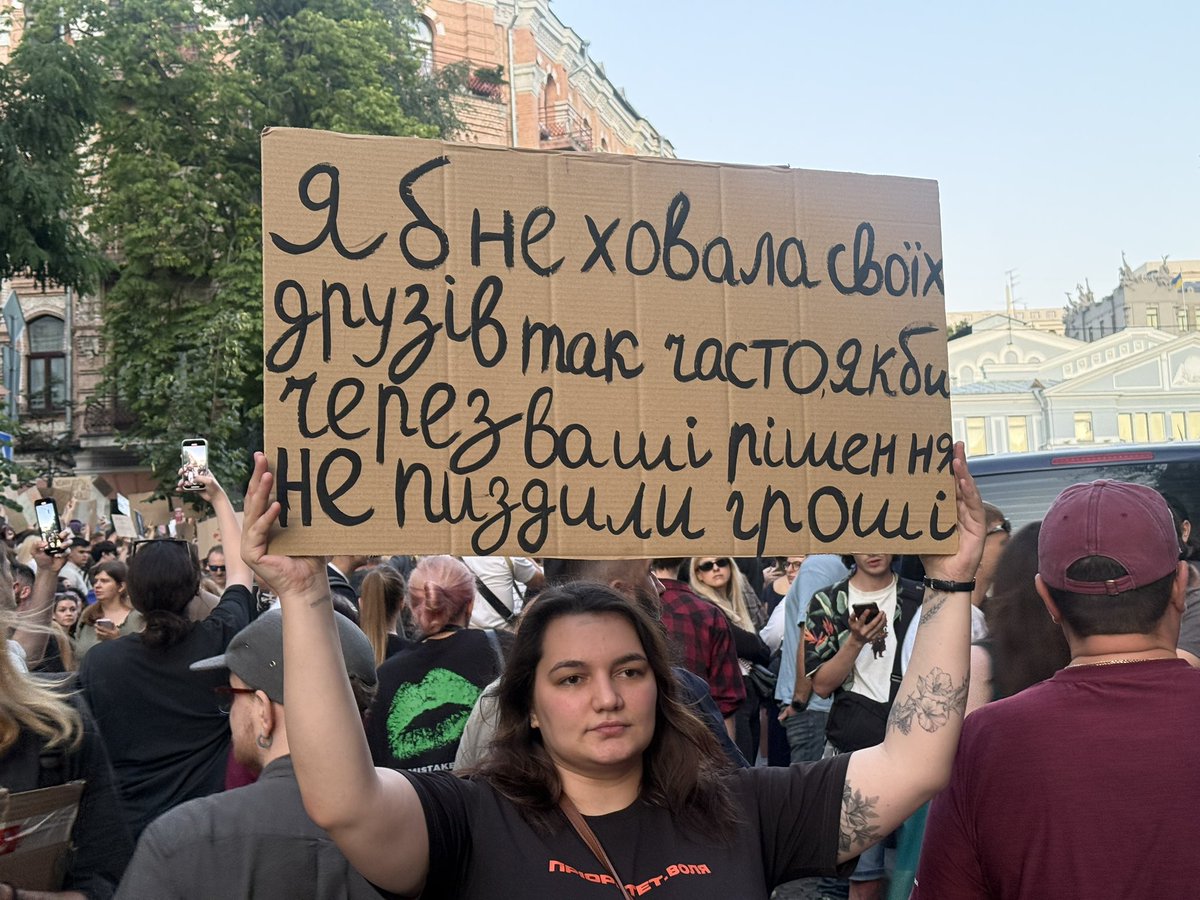 ioanodin's tweet image. Попри те що ми поховали наших найкращих друзів - зараз тут дуже багато людей