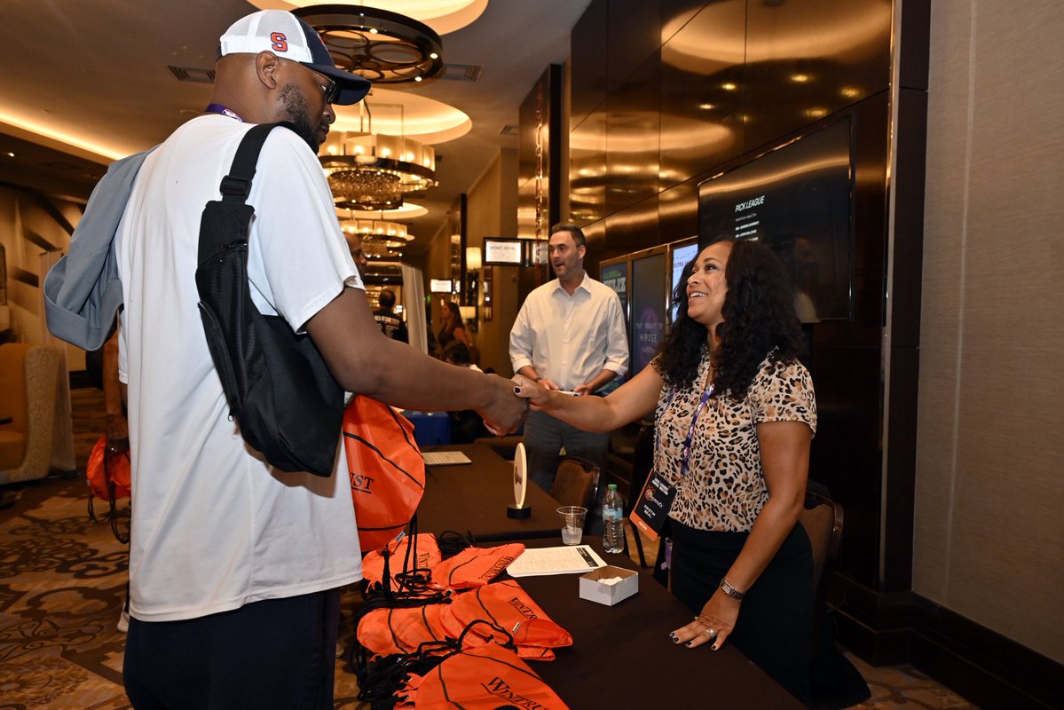 NBAalumni's tweet image. For nearly a decade, our partners at Wintrust have offered unparalleled financial guidance and services to our Legends, including in-person consultations at events like our 2025 #LegendsAnnualMeeting 🤝