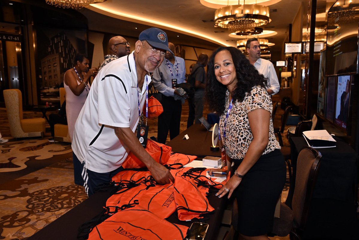 NBAalumni's tweet image. For nearly a decade, our partners at Wintrust have offered unparalleled financial guidance and services to our Legends, including in-person consultations at events like our 2025 #LegendsAnnualMeeting 🤝