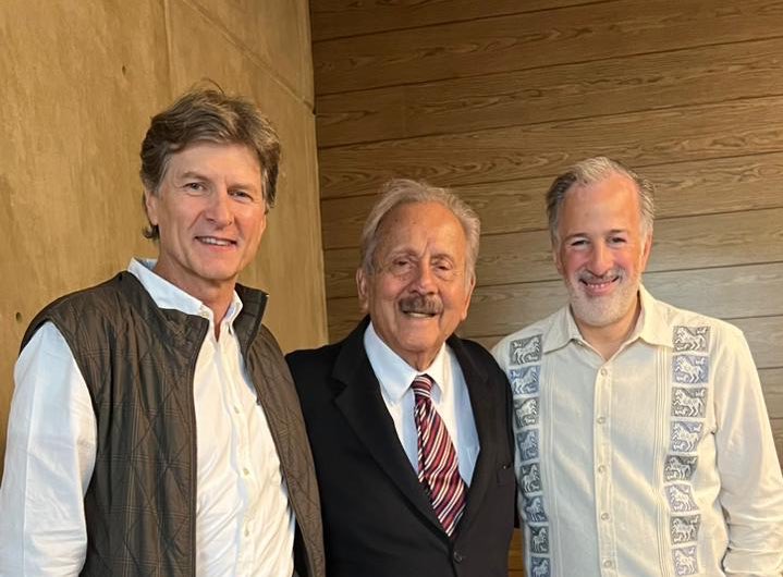 JoseAMeadeK's tweet image. Feliz cumpleaños a Don Augusto Gómez Villanueva. 
Cuando le preguntan cómo le hace para mantenerse así de bien, dice sin titubear que es el amor a México.