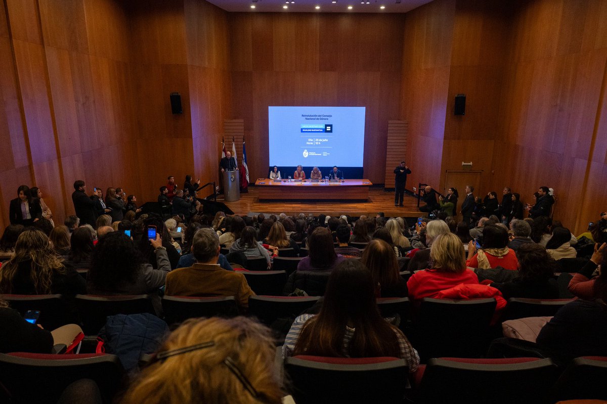 Parlamento_UY's tweet image. 👉 Con la presencia de la Presidenta de la Asamblea General @CosseCarolina, esta mañana en el Auditorio anexo a la Torre Ejecutiva se instaló el Consejo Nacional de Género.
(+) goo.su/rUeBme