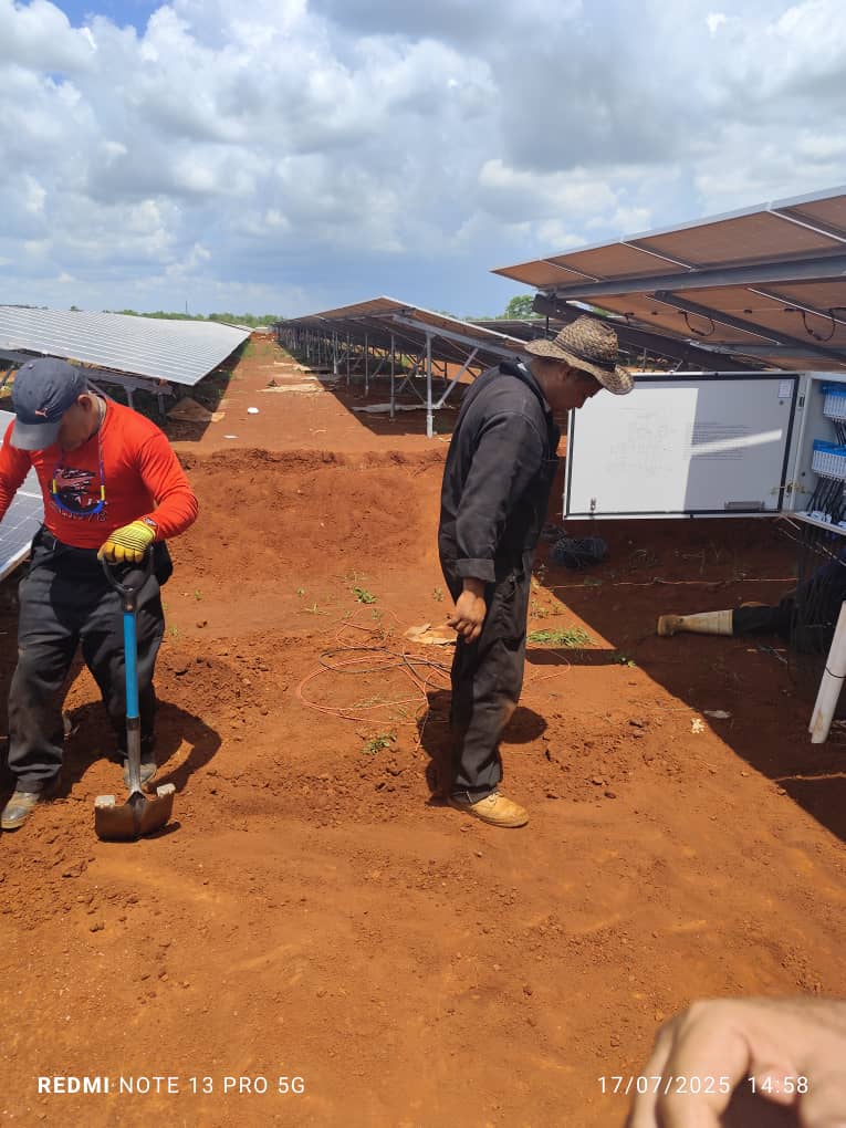 Visita Director General <a href="/YoandrisRamrez1/">Yoandris Ramírez</a> obras priorizadas del país. 
En este caso encadenamiento entre dos UEB y dos MiPYMES estatales de la empresa. 
La gran familia de CEDAI aportando a la puesta en marcha del parque fotovoltaico de Sabana.

<a href="/GelectCuba/">Gelect</a> <a href="/MindusIndustria/">Ministerio de Industrias de Cuba</a>