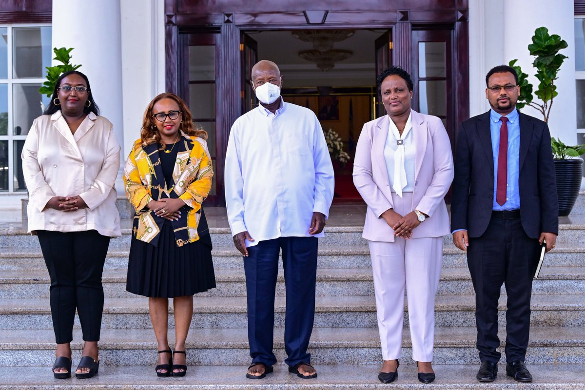 KagutaMuseveni's tweet image. Her Excellency Etsegenet Bezabih Yimenu, Ethiopia's ambassador, visited me at Entebbe State House. She conveyed Prime Minister Abiy Ahmed's invitation for the Grand Ethiopian Renaissance Dam inauguration. We discussed the importance of water preservation in mountainous regions…