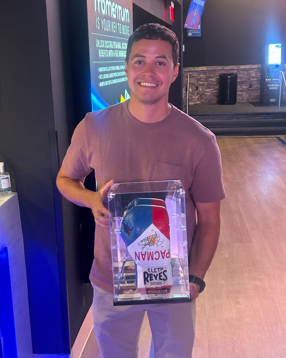 MoheganSun's tweet image. Join us in congratulating the lucky winner of our raffle in Mohegan Sun FanDuel Sportsbook over the weekend! Brayan won a glove signed by the legendary Manny Pacquiao while watching "PacMan" fight during Saturday night's PPV! 🥊 ✨