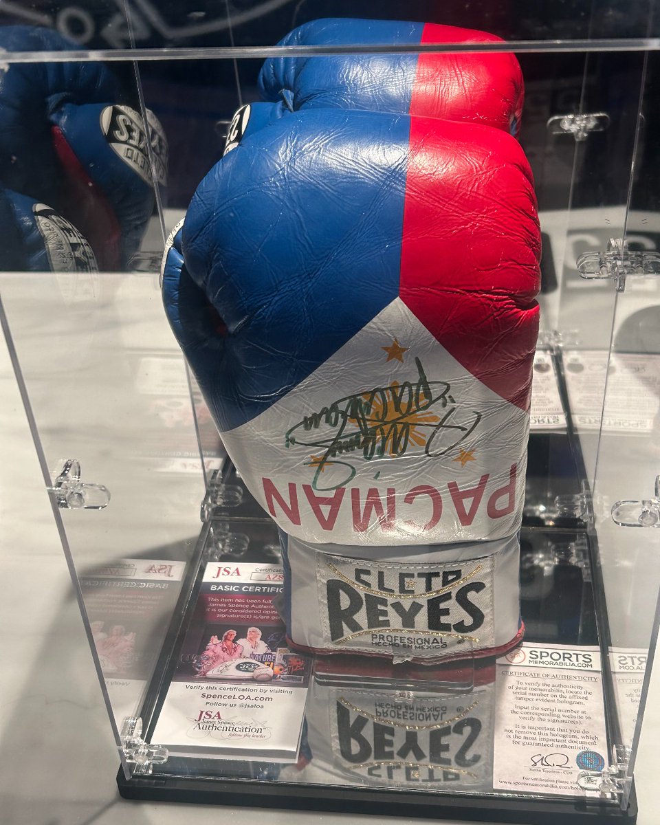 MoheganSun's tweet image. Join us in congratulating the lucky winner of our raffle in Mohegan Sun FanDuel Sportsbook over the weekend! Brayan won a glove signed by the legendary Manny Pacquiao while watching "PacMan" fight during Saturday night's PPV! 🥊 ✨