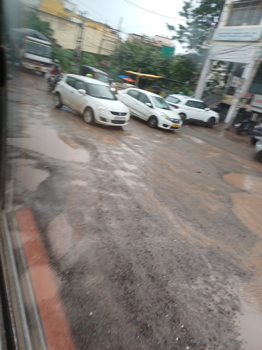 VivekyashKumar's tweet photo. @cmohry @NayabSainiBJP नये निर्माण व्यर्थ लगते हैं जब सामान्य ढाँचागत व्यवस्थायें ही सुचारू रूप से चलने में असमर्थ हो।
इसे पिंजौर कालका का दुर्भाग्य कहु या सरकार की अनदेखी जहां पूरे प्रदेश में वैश्विक स्तर पर निर्माण हो रहे वही यहाँ की सड़कों पर चलना भी दूभर हैं।
कालका पिंजौर से सौतेला रिश्ता क्यो। https://t.co/HNCbF58bkp