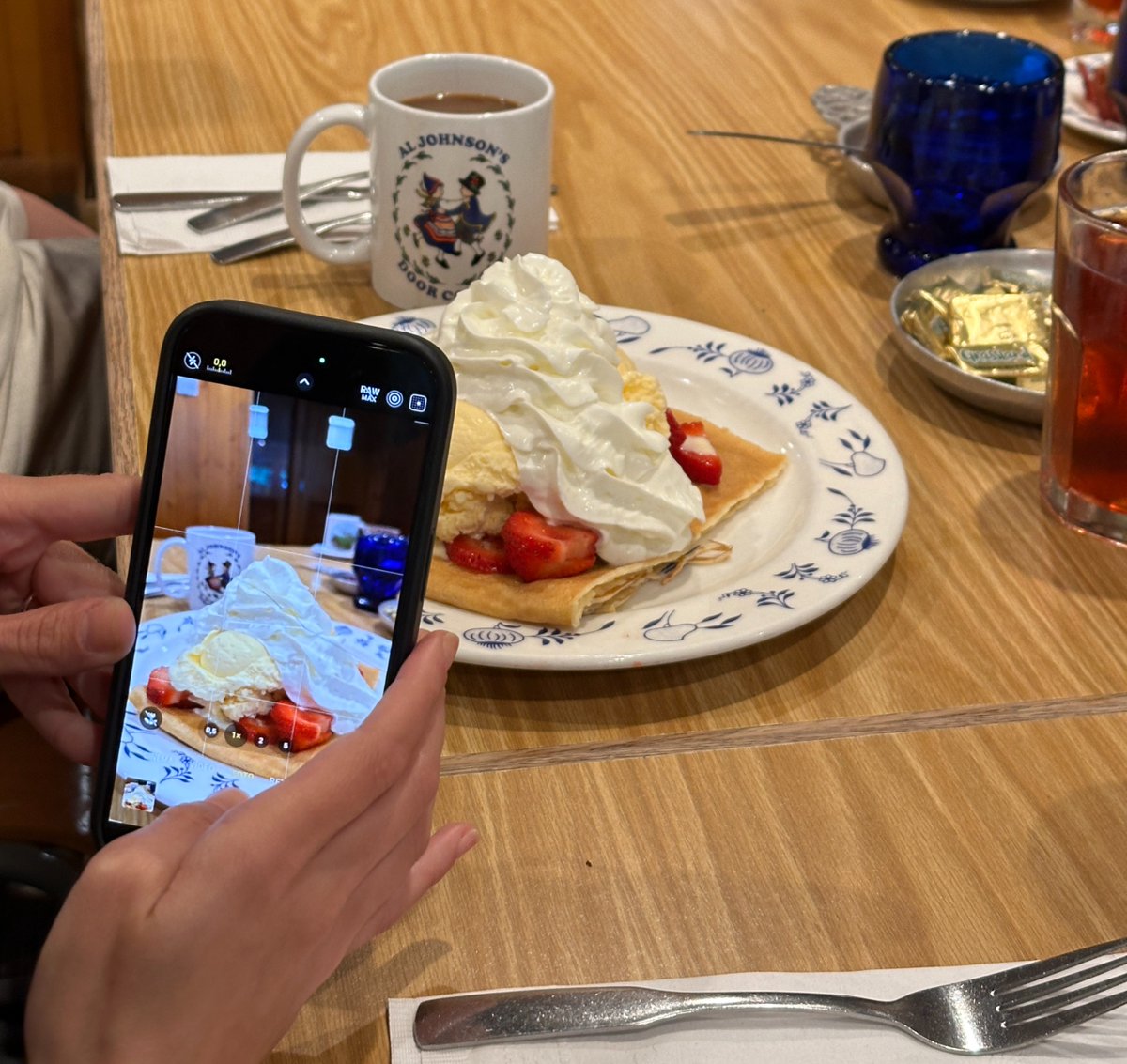 mydoorcounty's tweet image. If you're ordering ice cream on top of your Swedish pancakes....you're snapping a picture to brag to your friends. #vacationcaloriesdontcount
📸 Al Johnson's Swedish Restaurant
