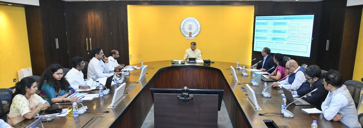 మెరుగైన వైద్య సేవలు అందించడం తో బాటు ప్రణాళికాబద్దంగా ముందస్తు జాగ్రత్తతో వ్యాధి నియంత్రణ చర్యలు తీసుకోవాలని గౌరవ ముఖ్యమంత్రి శ్రీ నారా చంద్రబాబు నాయుడు సూచించారు. ఈ మేరకు నేడు  సచివాలయంలో వైద్యారోగ్య శాఖపై సమీక్ష నిర్వహించారు. మంత్రి శ్రీ సత్యకుమార్ ఉన్నతాధికారులు ఈ సమావేశంలో