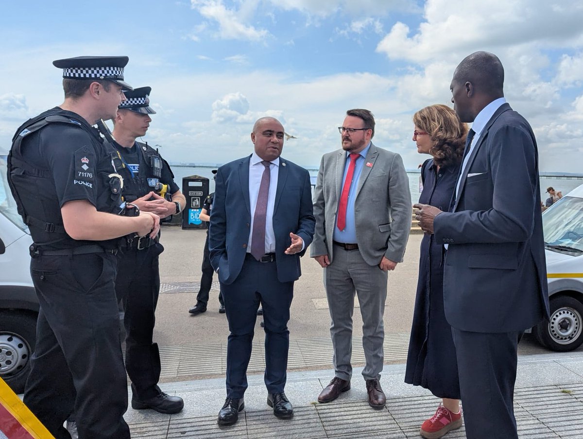 DavidBSampson's tweet image. 🚔 Great to welcome the Policing Minister @DianaJohnsonMP to Southend and Leigh with @BayoAlaba today!
We showed her around, spoke about the challenges we faced last year, as well as the positive work being done as part of the Summer Safer Streets Campaign! 🚔
