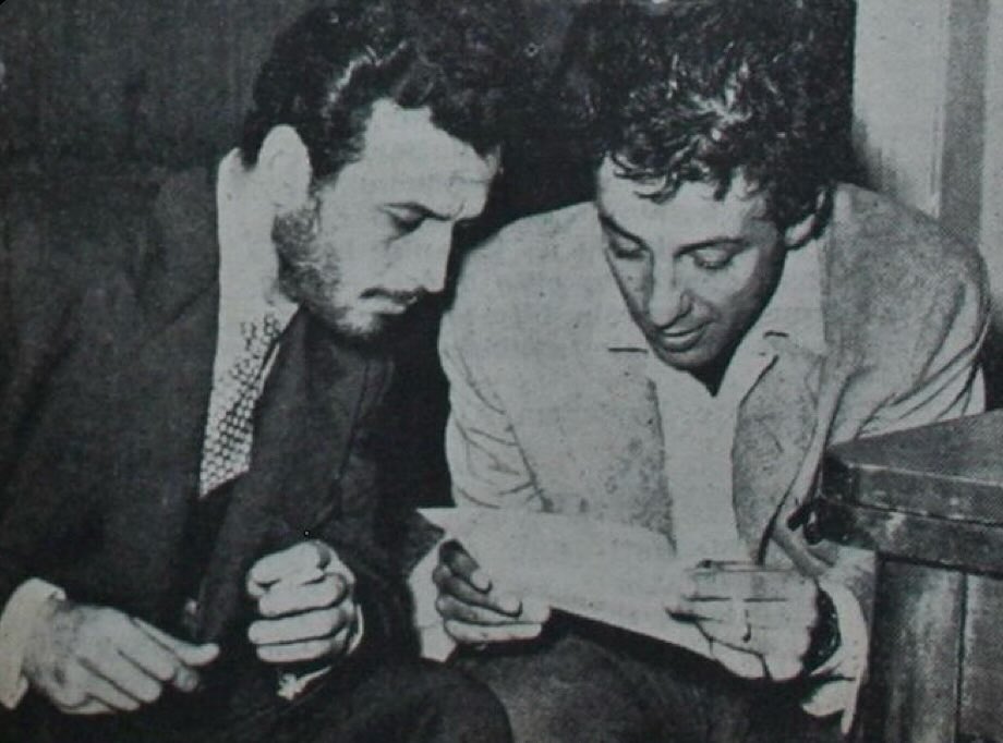 1953 yılı.

Her ikisi de 28 yaşında olan Sadri Alışık ve Münir Özkul, Küçük Sahne’de rollerine çalışıyor. #KulisHatırası

#paribu #paribucom