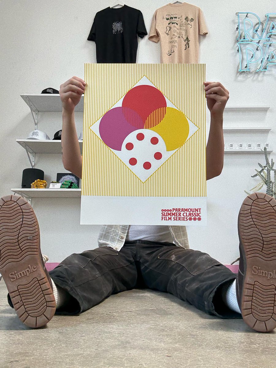 ParamountAustin's tweet image. Hot off the press 🔥 Our limited edition screen printed 2025 Summer Classic Film Series posters are here! Designed just for this season and only available while they last. Grab yours before any screening and take a piece of the series home with you 🎞️✨
📸: @rawpawatx