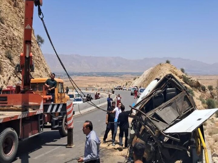mehrnews_ir's tweet image. علت واژگونی اتوبوس در محور فیروزآباد–کوار اعلام شد:
۵۰٪ بیاحتیاطی راننده،
۲۵٪ قصور مدیر شرکت،
۲۵٪ قصور مدیر فنی.
در این حادثه ۲۲ نفر جان باختند.
🔗mehrnews.com/x38BLX