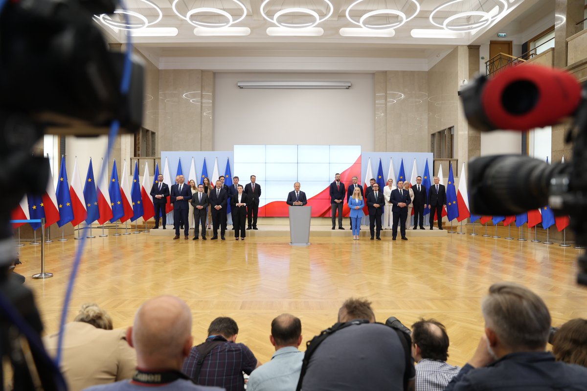 KPRM_CIR's tweet image. 📰 KOMUNIKAT | Mniej liczny rząd, nowe resorty, zmiany personalne i trzech Wicepremierów - Premier @DonaldTusk przedstawił w KPRM szczegóły rekonstrukcji rządu. Podjętym decyzjom przyświeca hasło: porządek, bezpieczeństwo i przyszłość.
🌐 gov.pl/web/premier/po…