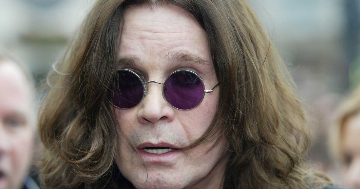 MirrorCeleb's tweet image. Paramedics flew in on helicopter and battled for two hours to save Ozzy Osbourne
mirror.co.uk/3am/celebrity-…