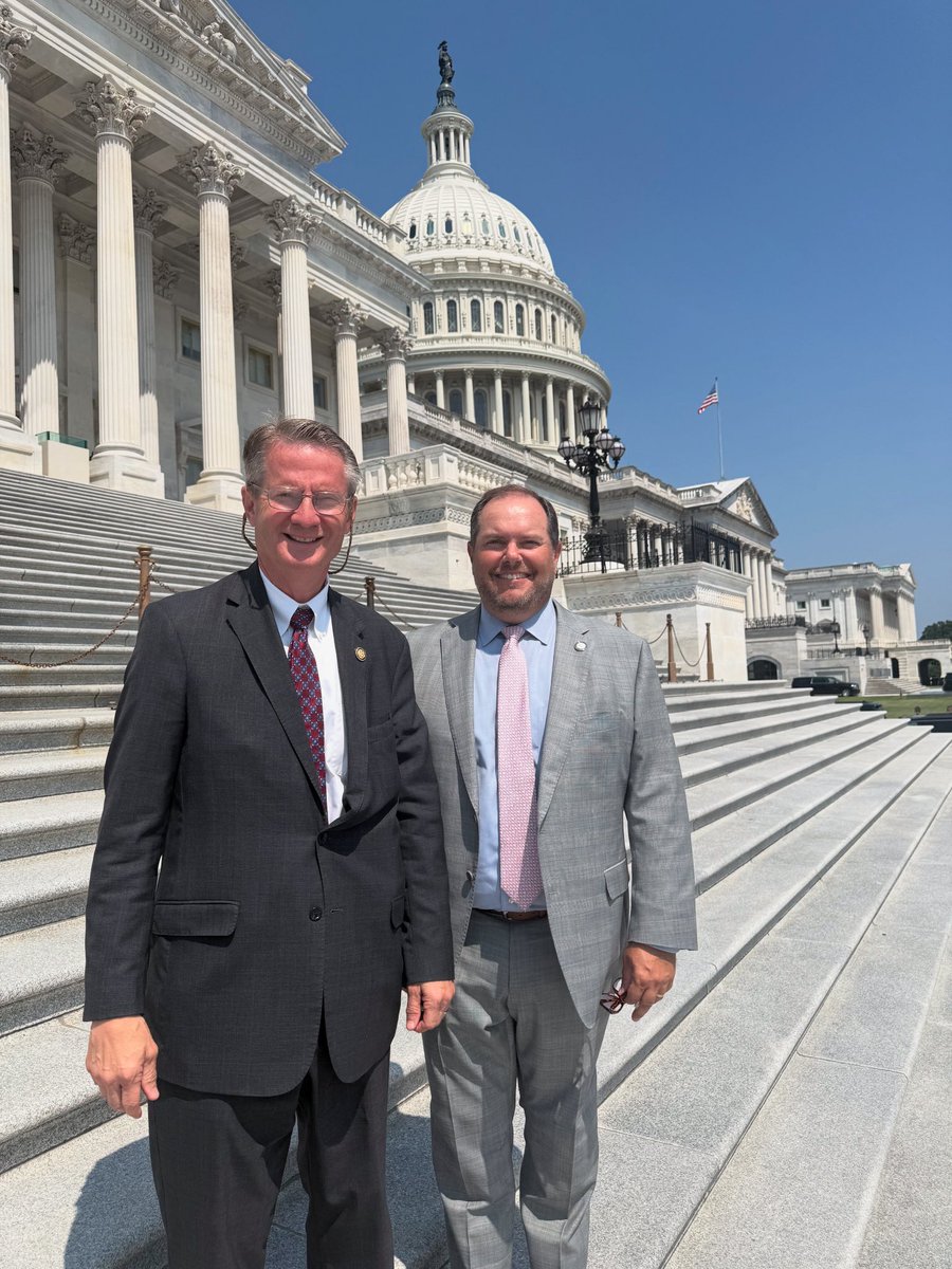 JodyBarrett4TN's tweet image. No visit to DC is complete without spending a little time with my friend @timburchett especially when he just made the motion to subpoena the deposition of Ghislaine Maxwell. #dadgum
