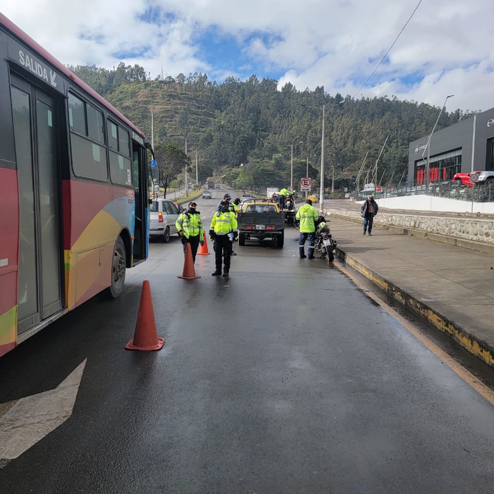 EMOV EP Cuenca (@emov_ep) on Twitter photo 👮🏻♂️Nos mantenemos activos con operativos en diferentes zonas de la ciudad, verificando documentos en regla, polarizados no permitidos y circulación de dos personas en moto.
🚨 Tu responsabilidad en la vía también salva vidas.
<a href="/czamoramatute/">Cristian Zamora M</a>
<a href="/MunicipioCuenca/">Municipio Cuenca</a> 👮🏻♂️Nos mantenemos activos con operativos en diferentes zonas de la ciudad, verificando documentos en regla, polarizados no permitidos y circulación de dos personas en moto.
🚨 Tu responsabilidad en la vía también salva vidas.
<a href="/czamoramatute/">Cristian Zamora M</a>
<a href="/MunicipioCuenca/">Municipio Cuenca</a>