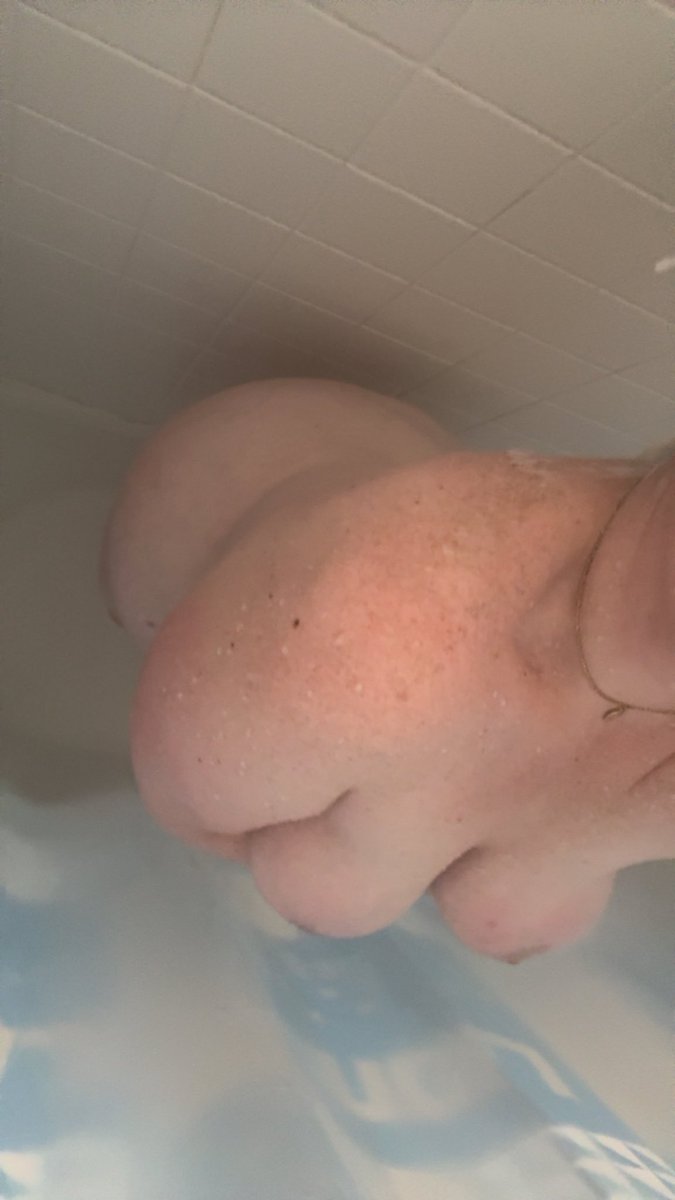 becca_may33's tweet photo. shower donk for your wednesday https://t.co/62pPBqquqL