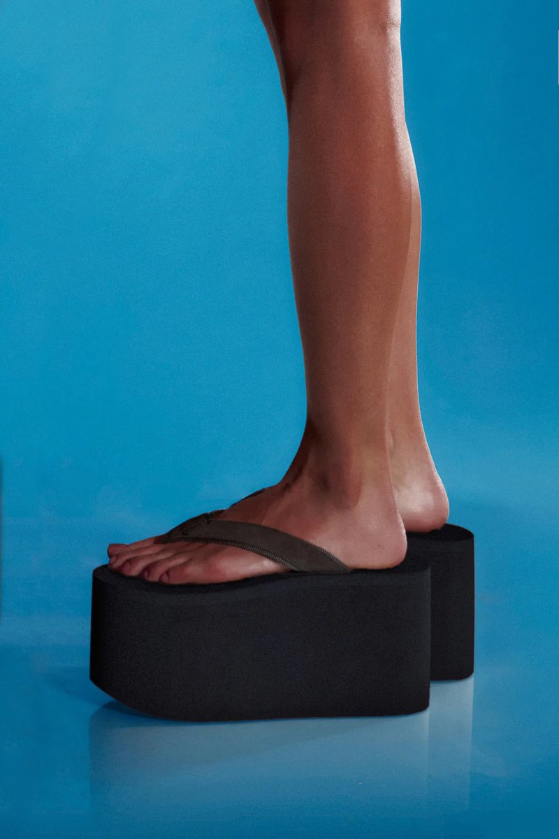 LegendaryLade's tweet image. ERL’s new flip flops featuring three different height levels: low, big, and huge! Thoughts!?💭
Is it the answer to The Row’s $865 expensive flip flop?