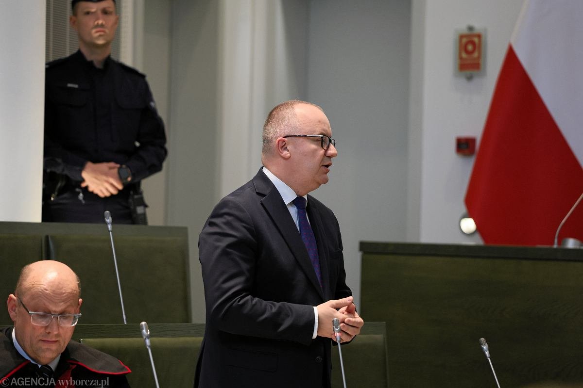 Zaniedbania Adama Bodnara:
1. Blokowanie weryfikacji wyborów
Świadome blokowanie weryfikacji wyników wyborów z powodu osobistej niechęci do Romana Giertycha.

2. Legitymizowanie nielegalnych sądów
Uwiarygodnienie nielegalnej izby Sądu Najwyższego poprzez publiczne zwracanie się