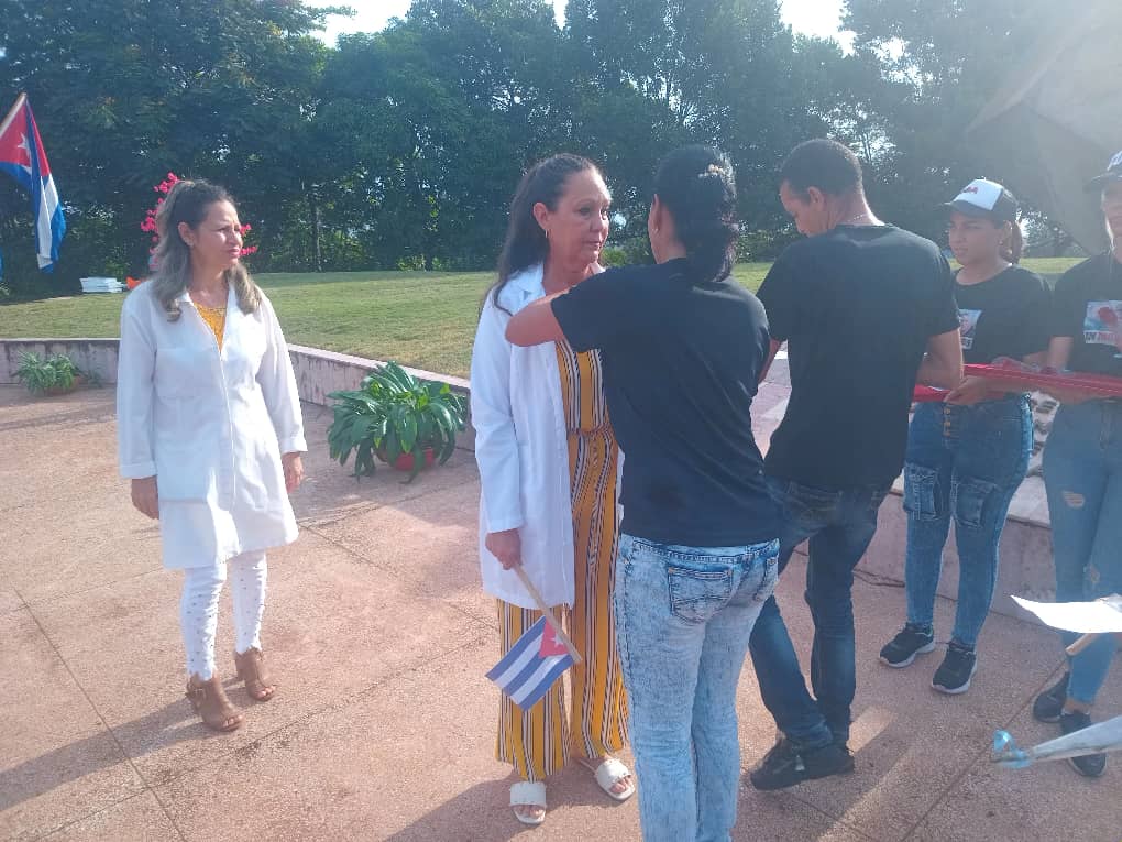 🇨🇺 La verdadera grandeza está en servir 🇨🇺. En el marco del #26DeJulio, #Moa rinde homenaje a internacionalistas de la salud. Medallas al mérito para quienes no descansan en la batalla por la vida🇨🇺. #HonorHolguinero
#MoaEsSalud
#CubaPorLaVida
