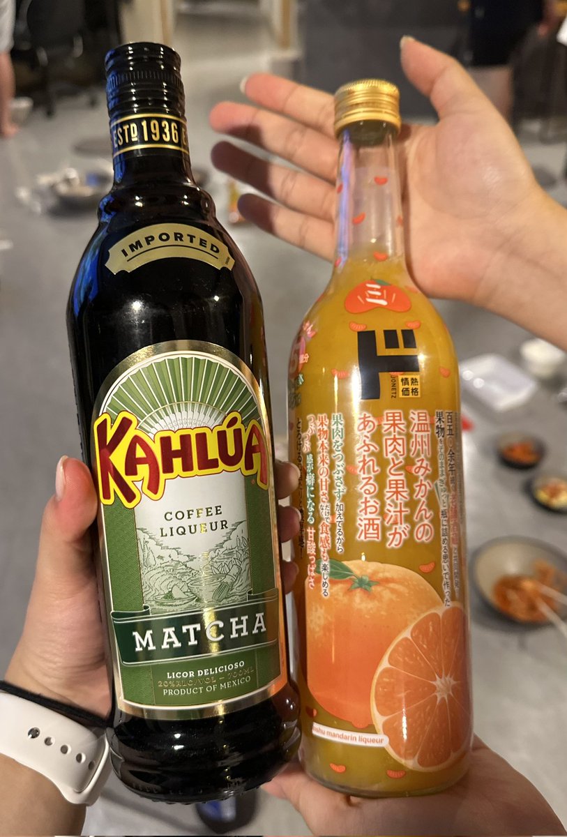 아니 깔루아말차 누가 일본에서 사다줫는데
이거 진심 개맛잇습니다 술 맛도 안남
우유 타먹으면 그냥 말차라떼입니다..
술맛이난다면우유를더타십시오
근데 이거 디게 달아여 그래서 맛잇음

귤사와? 이것두 ㅈㅉ 맛잇슨
귤알갱이도 들엇구 걍 귤 주스에욘..
토닉타면 귤 에이드 ㅋ