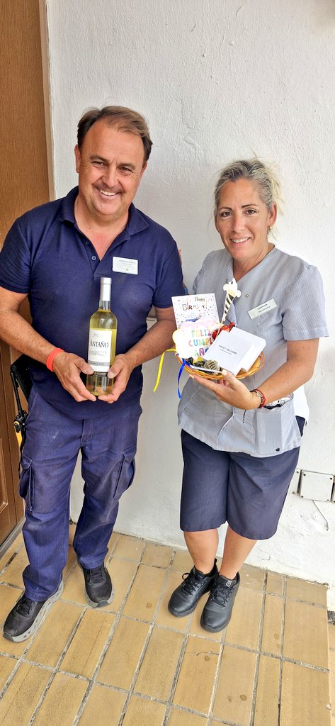 Mrs. Bennett honoured us with her birthday celebration at #RoyalTenerifeCountryClub. We went to the apartment to sing #HappyBirthday to her as a surprise, and to give her some presents from rhe team. 🎉🎉🎉🎉 Another +ONE 💪