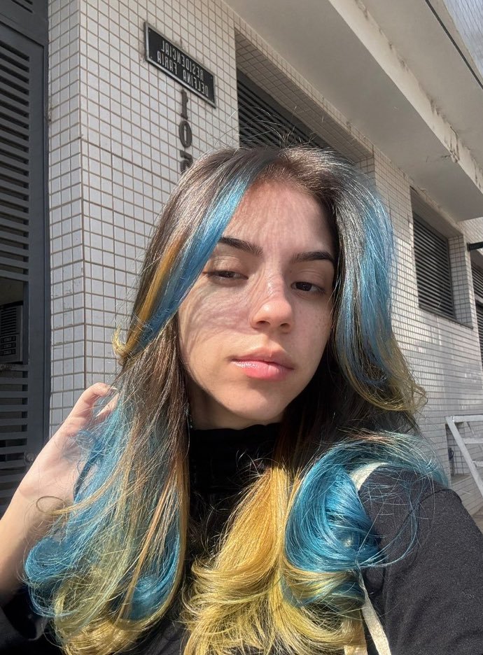 felpsmarre's tweet image. quando alguém vem me dizer que não sou alternativa sendo que eu tenho &gt;&gt;esse&lt;&lt; cabelo