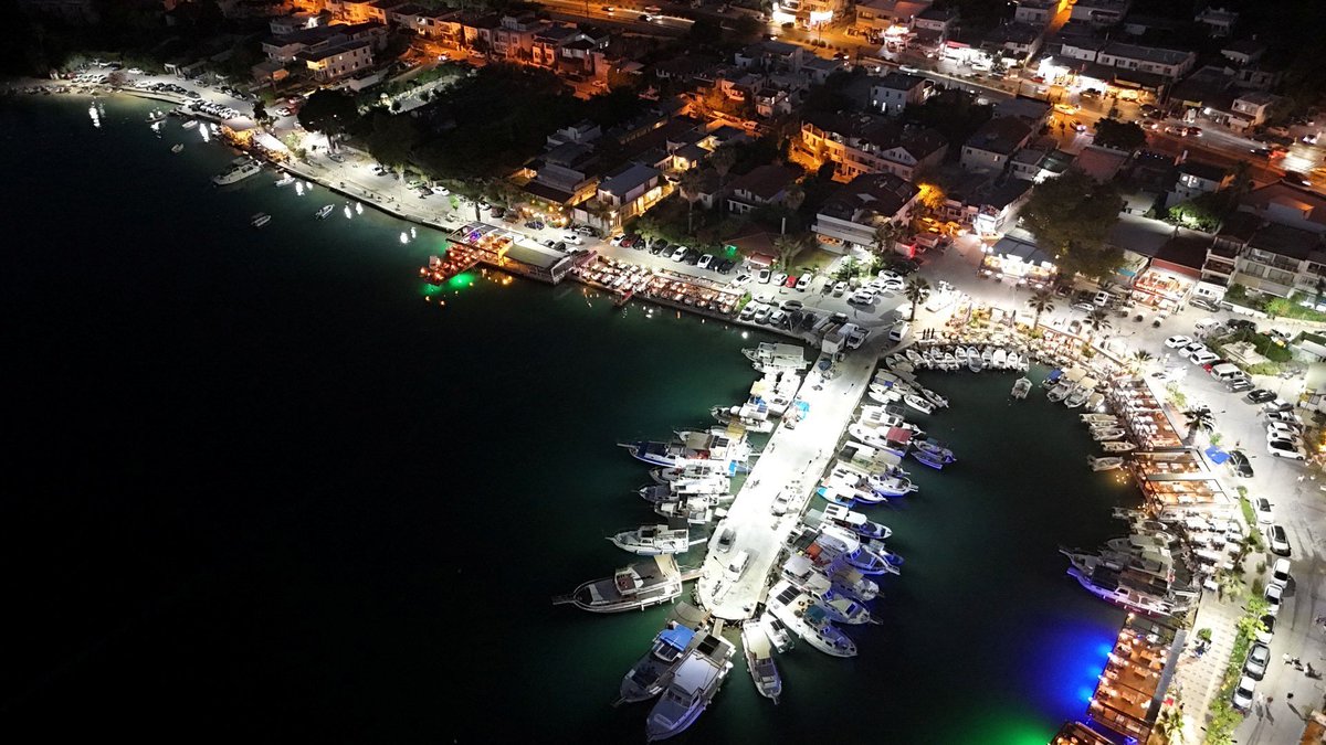 Destek Hizmetleri Müdürlüğü’ne bağlı faaliyet gösteren Elektrik İşleri Birimimiz, kullanım ömrünü tamamlamış aydınlatmaları değiştiriyor.

Çalışmalar kapsamında;
📍Güvercinlik Mahallesi İlk Adım Caddesi, Cumhuriyet Meydanı ve 1. Sahil Yolu Caddesi boyunca sahil şeridine 60,