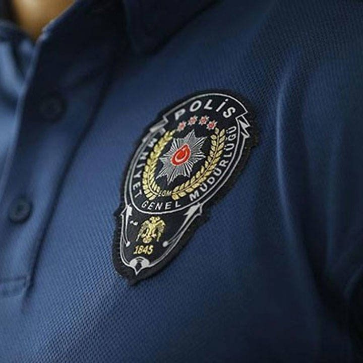 Eski FBI ajanı Erdal Kaya: "Türkiye'de polisler ayda 260 saat çalışıyor. Saatte 250-260 TL maaş alıyor. Ek ücret yok. Her an tayininiz çıkabilir. Sistem adaletli mi?

Polislere sahip çıkmazsak bu ülkede huzur olmaz." #PolisHaberBekliyor