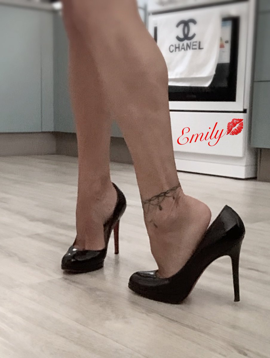 Finished work.., now to tidy here😉 could do with a hand or 2 😜💋#heels #higharches #archedfeet #feetworship #highheelfetish
