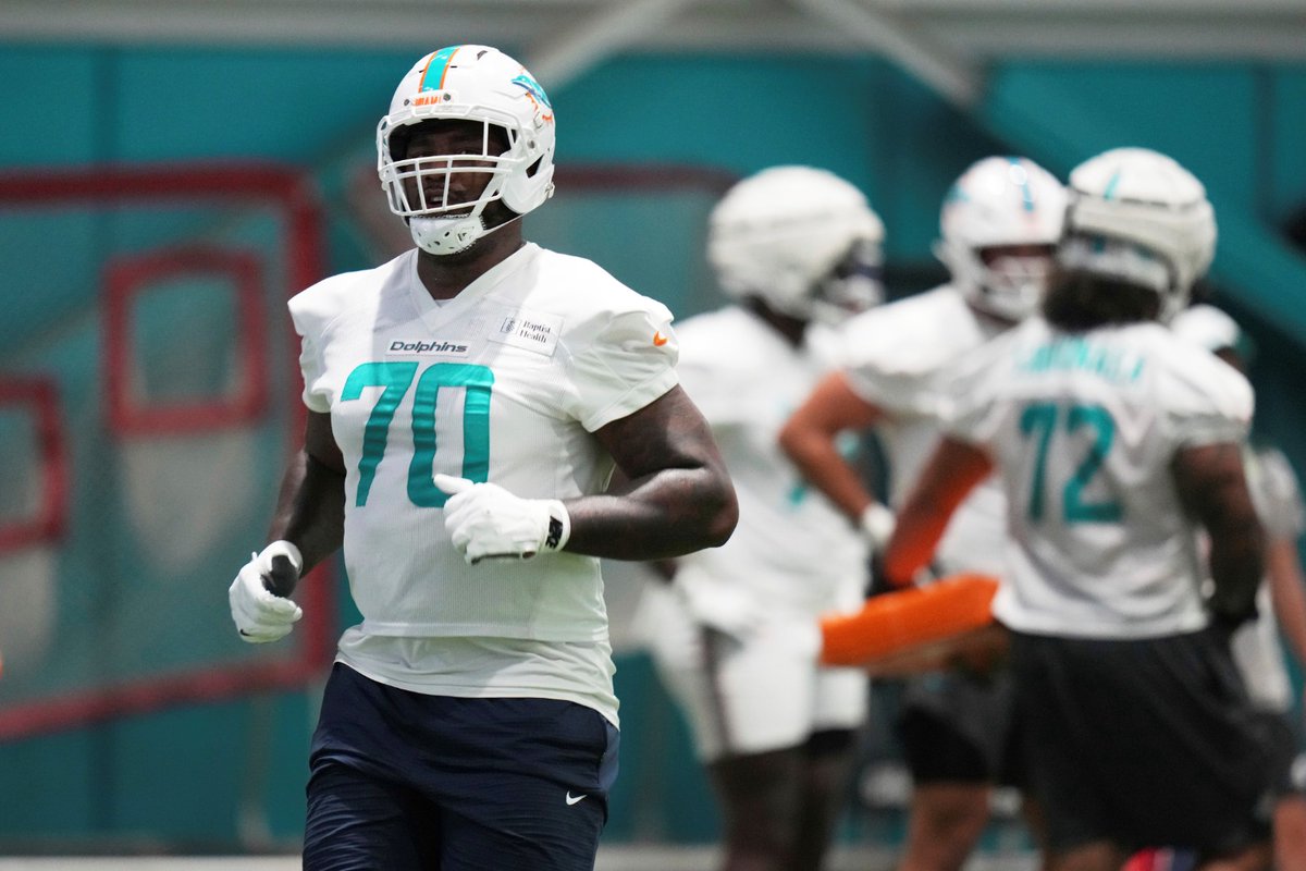 nflnohuddle's tweet image. Problemas para Bayron Matos 😟🇩🇴
El liniero ofensivo dominicano, que ingresó a la liga en 2024 a través del International Player Pathway, tuvo que ser trasladado en helicóptero a un hospital cercano durante el entrenamiento de los Miami Dolphins. Su condición es estable.