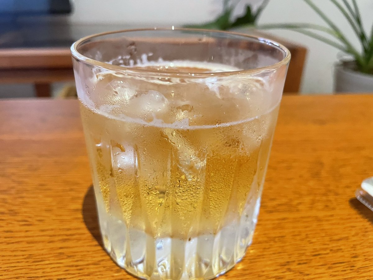 酒つうに鼻で笑われるかもだけどビールに氷入れて飲むのが一番美味い。
異論は認めます。