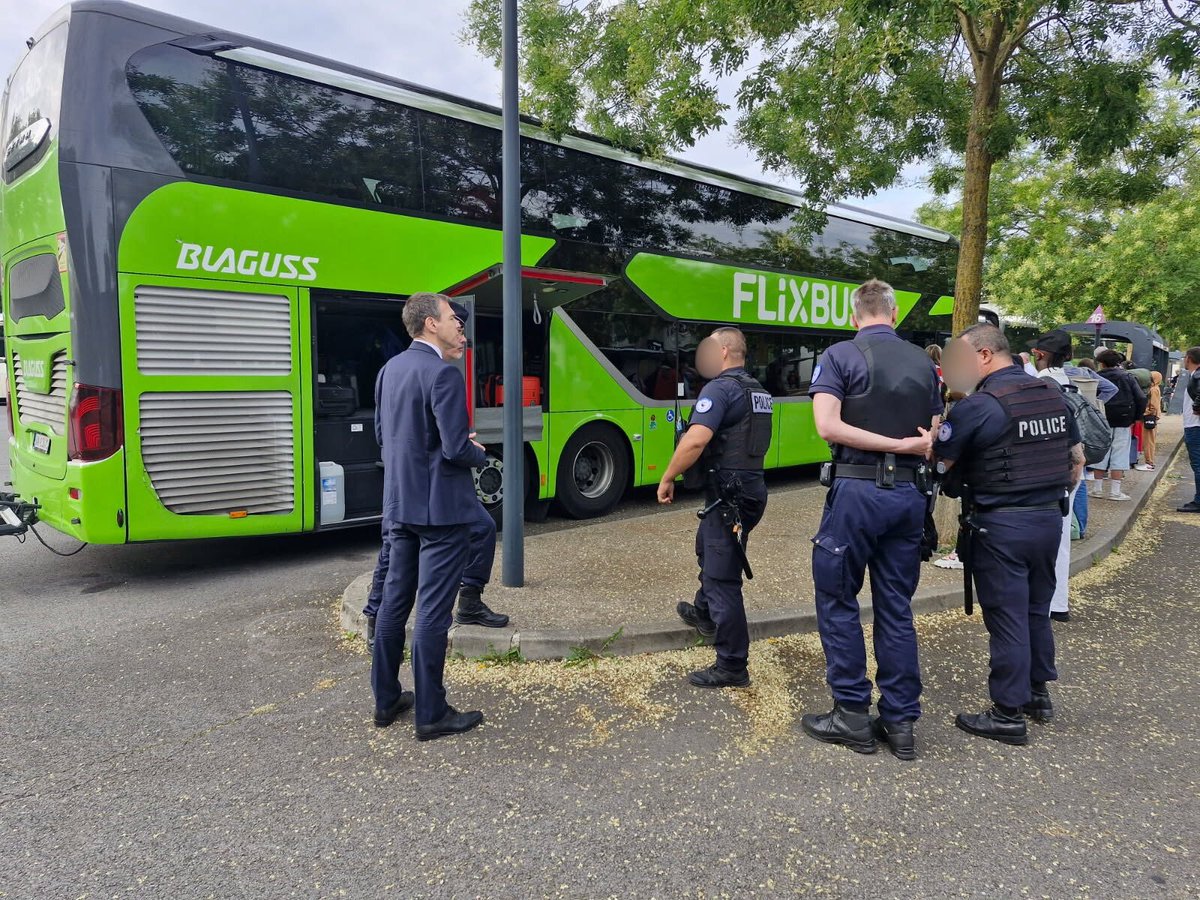 #Sécurité 🚨 | Richard Smith, secrétaire général de la préfecture de la #Moselle, s’est rendu à la gare routière de #Metz pour superviser une opération de contrôle des frontières et de lutte contre l’immigration irrégulière.

🛂 Ce contrôle s'inscrit dans le cadre d'une opération