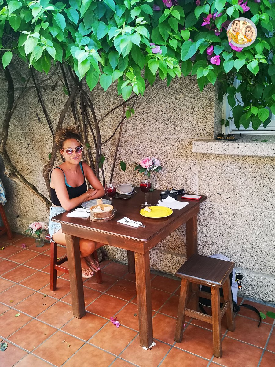 Cuando el asfalto madrileño empieza a arder comienza nuestra huida hacia el norte...
Picoteo gallego rico y sin parafernalias. Amplio y bonito patio repleto de peña moviendo el bigote.
#ACasaPequeña
🔪 Imprescindibles: millo y raxo con queso.
📍Lores (Pontevedra).
#Pontevedra