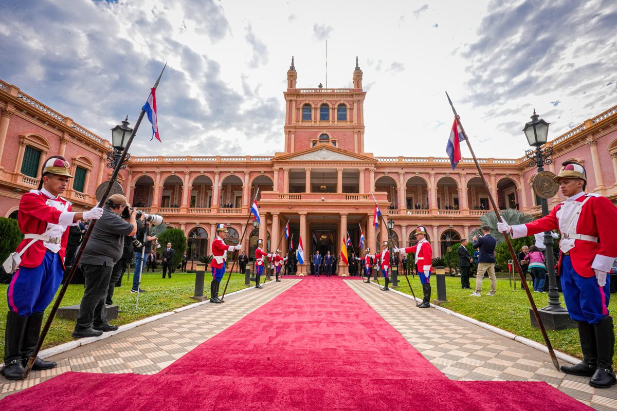 SantiPenap's tweet image. Hoy recibí al presidente Pedro Sánchez en el Palacio de López.
Paraguay y España comparten historia, afecto y una visión de futuro. Seguimos construyendo puentes que abran oportunidades para nuestra gente. 🇵🇾🤝🇪🇸