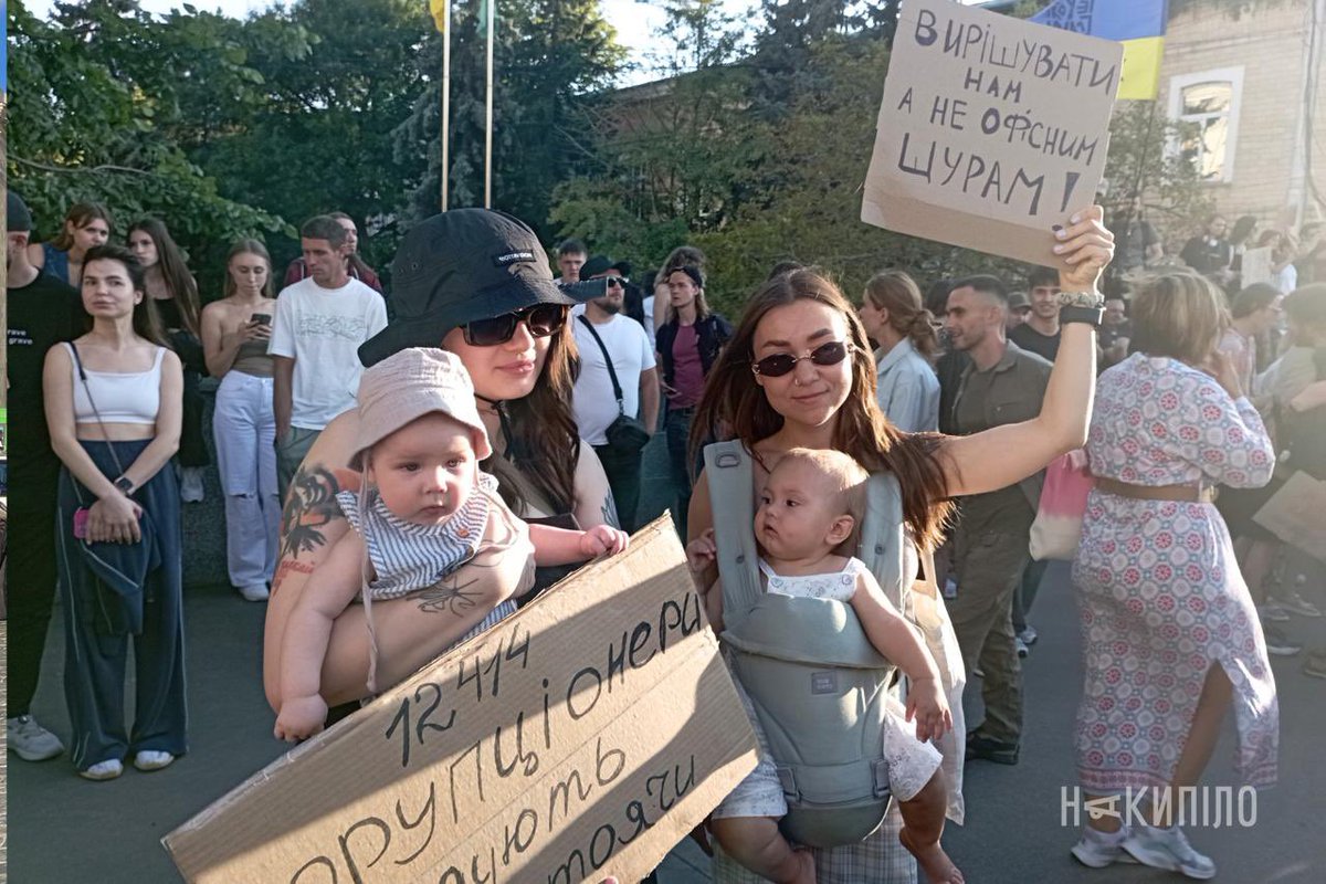 nakypiloua's tweet image. Навіть наймолодші українці у Харкові протестують проти позбавлення незалежності САП і НАБУ.
Фото: Сашко Тітов.