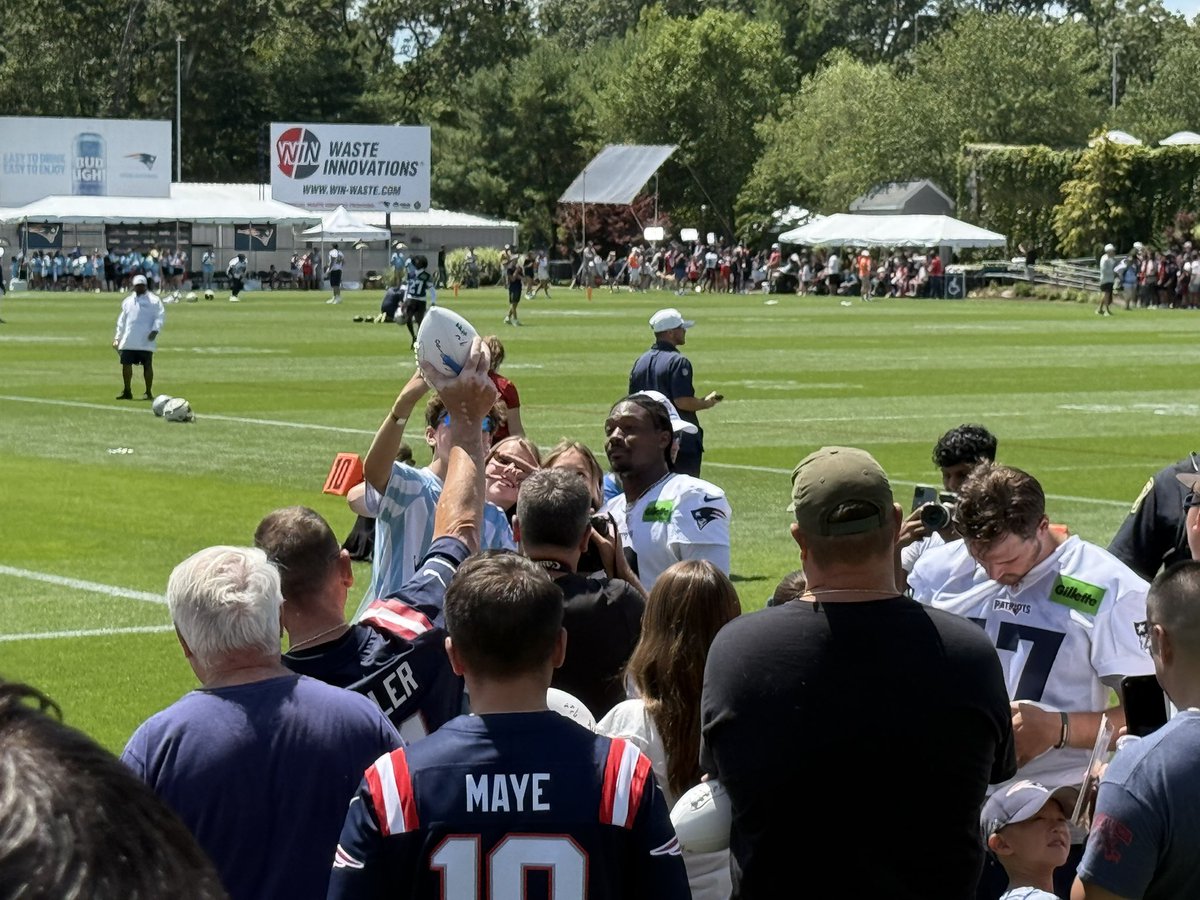 RealAlexBarth's tweet image. Stefon Diggs signing autographs and taking pictures with Patriots fans after practice
