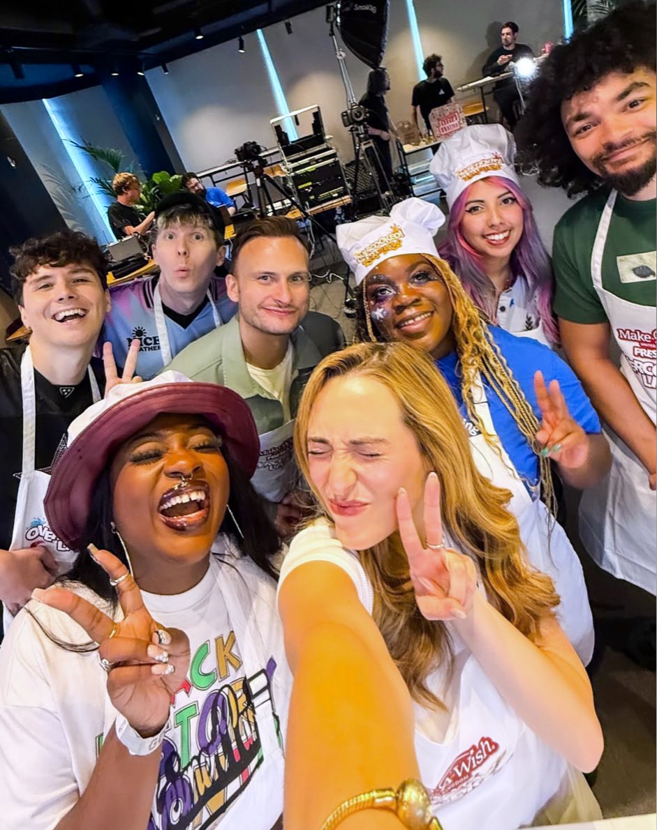 AdamSavage's tweet image. Still buzzing from #wish200week - had so much fun w/ the SUPER @MakeAWishUK team- and, STARboard members…you’re all HEROES! 💙
S/out my kitchen kids @danielhowell @AmazingPhil @alicespixels @Ebonix @BlackPanthaaYT @GeekyCassie @yammy_xox 👨🍳😄
+ thank you for every donation!! X