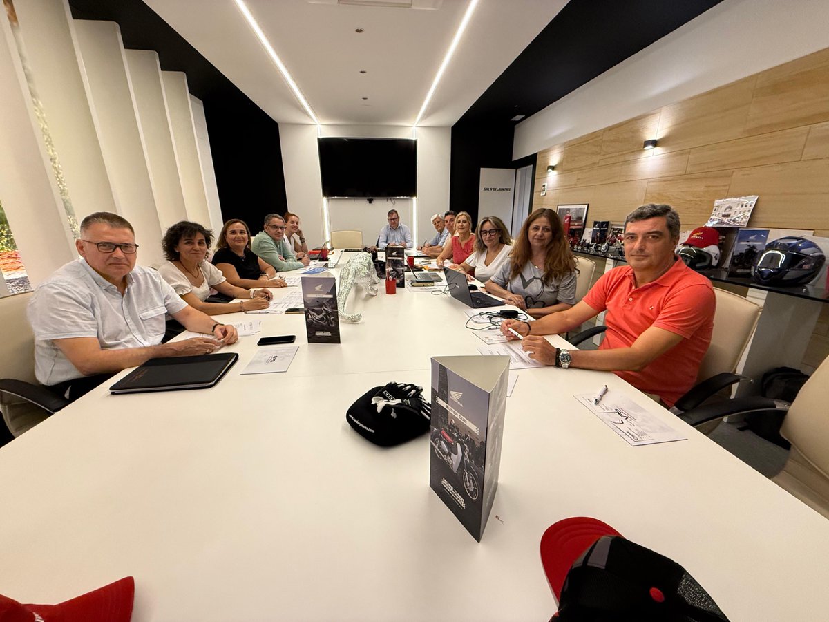 Hoy la Junta de Gobierno de <a href="/CAFMalagaES/">CAF Málaga</a>  se ha reunido en la sede de Grupo Cabello, donde hemos conocido su propuesta de colaboración para los #AFColegiados.
🔗 Seguimos generando alianzas que suman para el colectivo.
#CAFMalaga #AdministradoresDeFincas #GrupoCabello