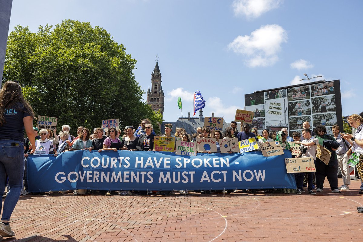 Oxfam's tweet image. BREAKING: The @CIJ_ICJ, the world's highest court, has ruled that states have legal duties to act on climate change and that inaction violates human rights.
This is a historic win for people & planet.
Polluters must cut their emissions. Fossil fuels must go. The era of impunity…