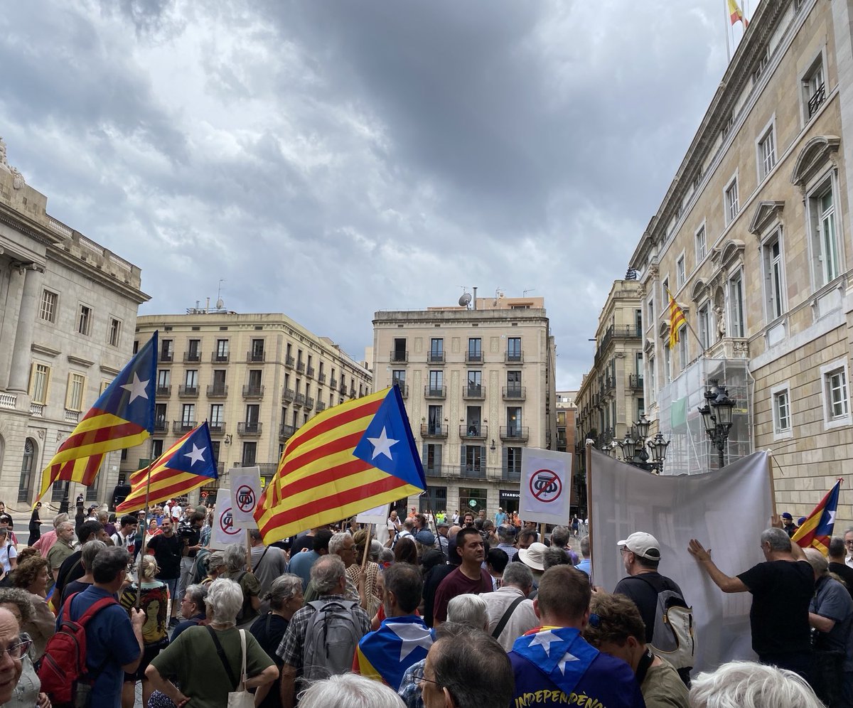A la Plaça Sant Jaume! 
Catalunya NO té rei! ⁦<a href="/assemblea/">Assemblea Nacional Catalana</a>⁩