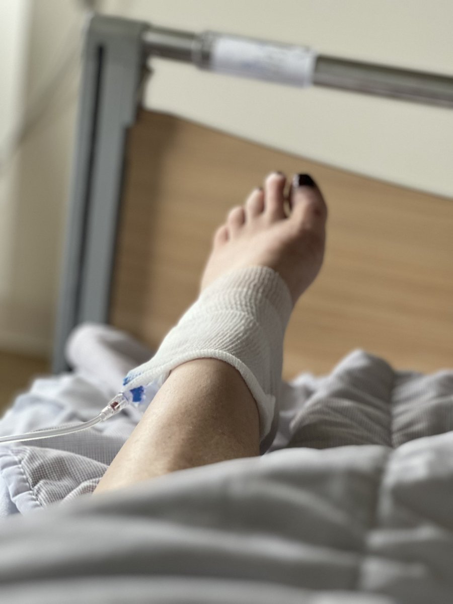 Ik denk als ze me volgieten met water, dat er overal straaltjes water uitkomt.. ben zo lek geprikt als een vergiet 🫣 #infuusleed