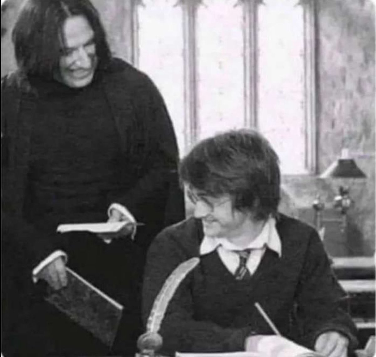 kalamazoo_memes's tweet image. Ozzy Osbourne showing Jack White how to write heavy rock (1986)