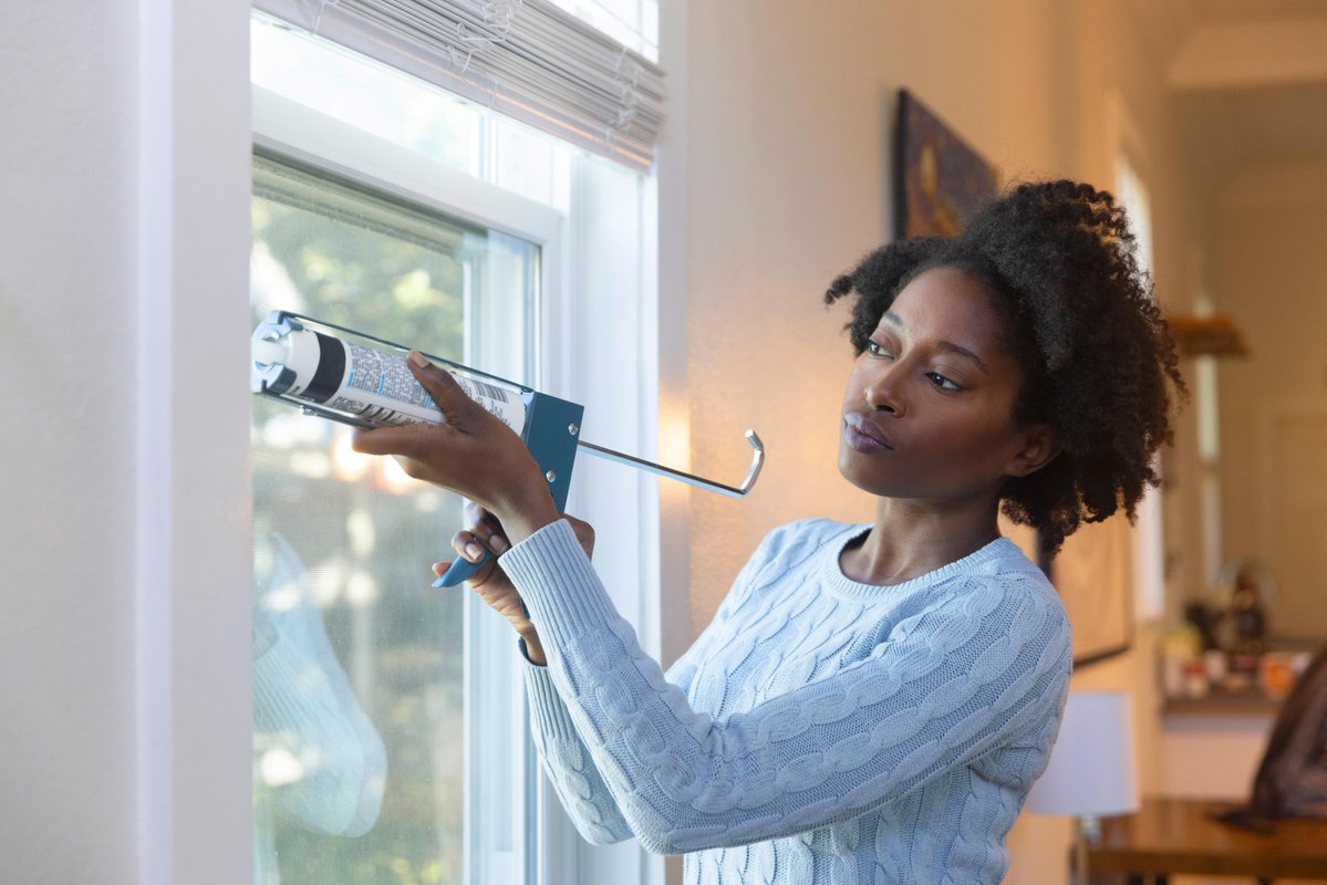 Entergy's tweet image. Make sure your doors and windows are properly caulked and sealed. 👍
This helps to reduce energy bills and make your home more comfortable. 🤝
For more tips ➡️ enter.gy/6186vNRsy
#WePowerLife