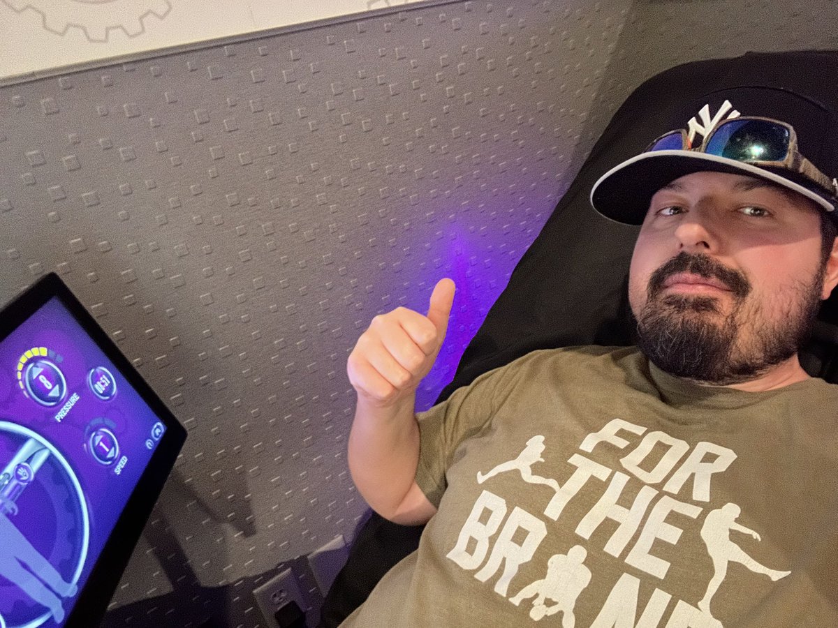 _BigSteve89's tweet image. Love warming up on the massage bed !
Today’s workout will be HIIT style on the cable machines let’s rock !
