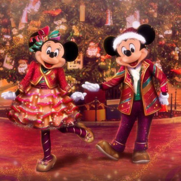 thecalibae's tweet image. We talking about Christmas 🔥🙌🏼 New outfits for Mickey & Minnie debuting at Disneyland November 14th